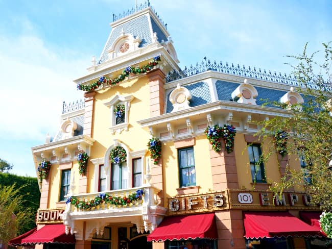 A Guide to Celebrating the Holidays at So Cal Theme Parks