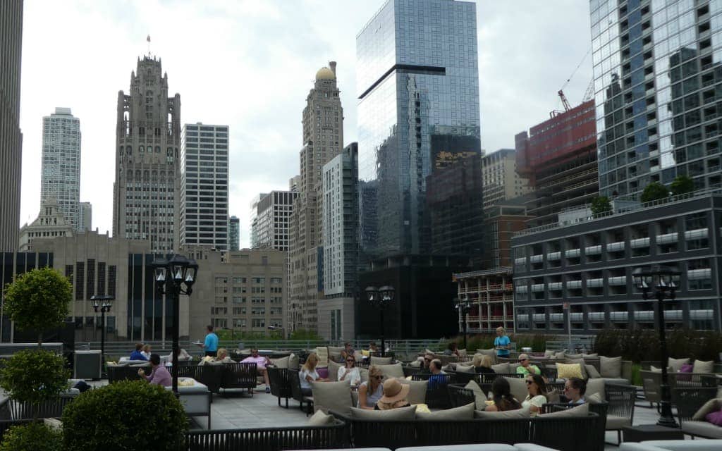 Best-Things-to-Do-in-Chicago-in-the-Summer-Time-Roof-Top-Bar-Travelocity