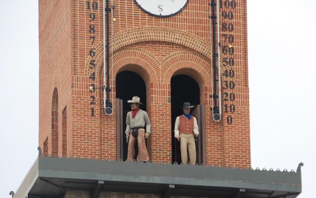 Come along with travel writer Dr. Cacinda Maloney of PointsandTravel.com as she shows us 7 things to do in Texas other than the Alamo!