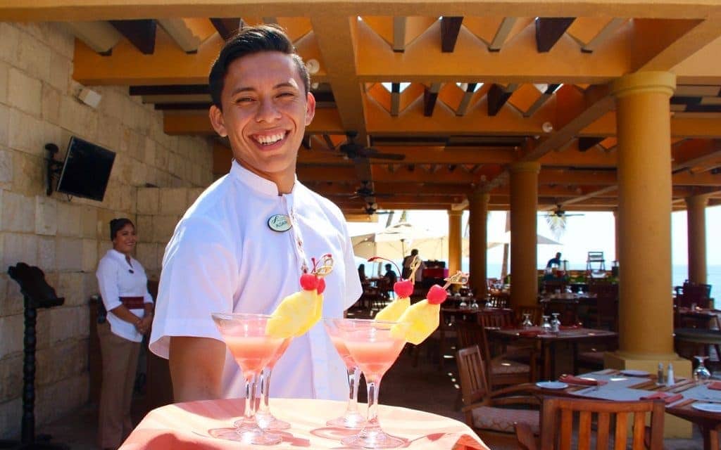 Come along with Dr. Cacinda Maloney of PointsandTravel as she explores Los Cabos, Mexico, and the Grand Fiesta Americana, a golf and spa beachfront resort.