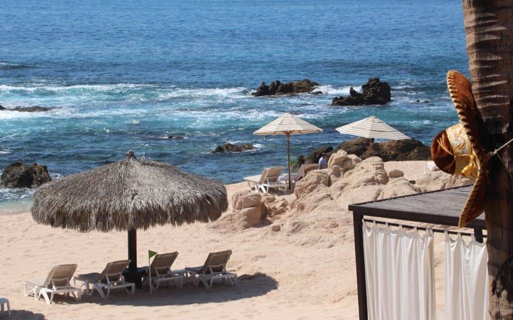 Come along with Dr. Cacinda Maloney of PointsandTravel as she explores Los Cabos, Mexico, and the Grand Fiesta Americana, a golf and spa beachfront resort.