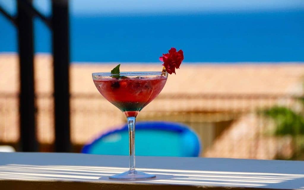Come along with Dr. Cacinda Maloney of PointsandTravel as she explores Los Cabos, Mexico, and the Grand Fiesta Americana, a golf and spa beachfront resort.