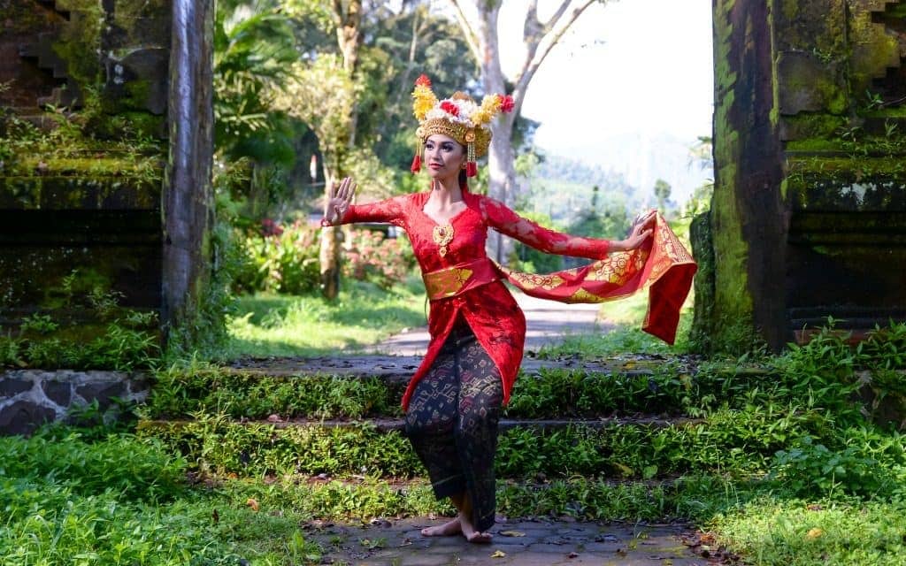 Must do in Bali - Balinese dancer