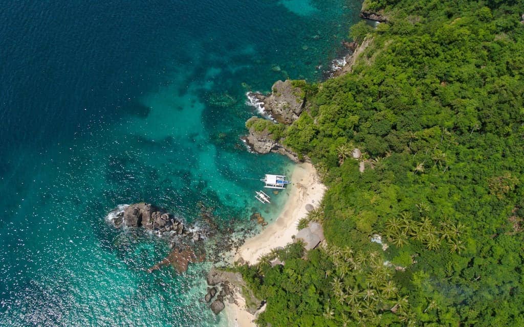 Philippines Apo island by: Mike Shubic of MikesRoadTrip.com