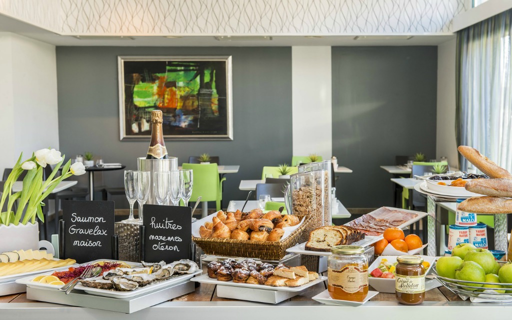 11 Thrifty Travel Tips for Families on a Budget - Free hotel breakfast