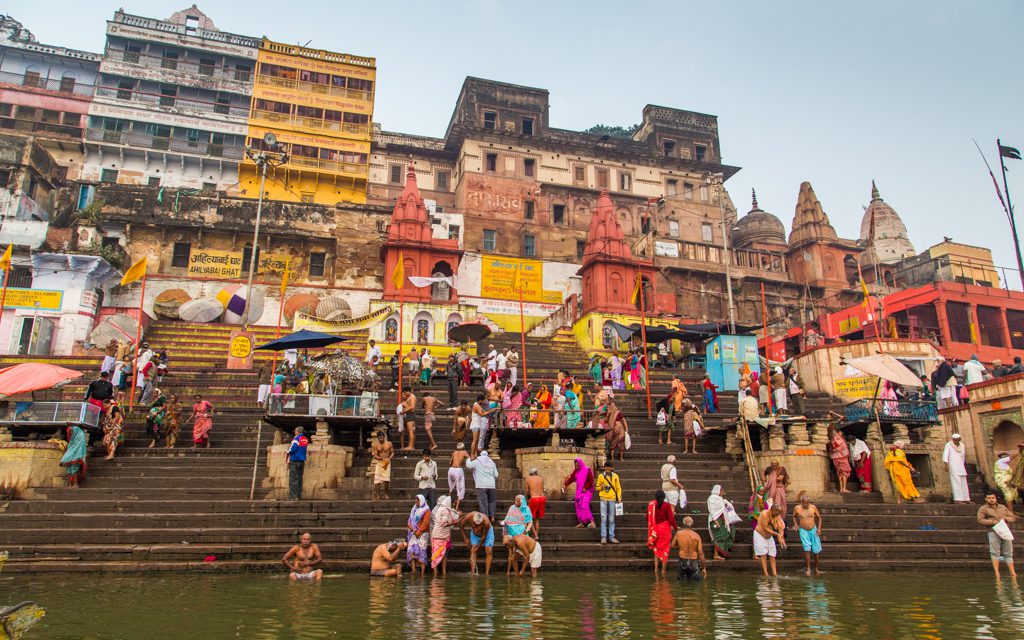 India: Pilgrims arriving to bathe in the Ganges