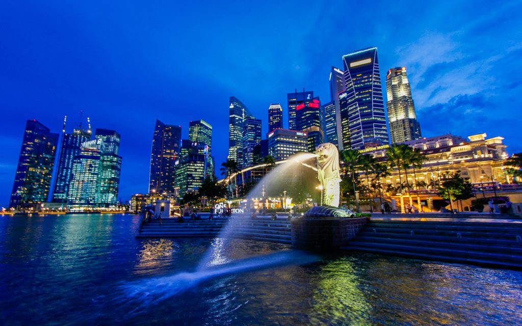 Singapore:The marina and Merlion at night