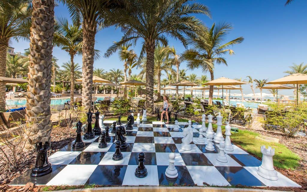 Tips for hot days - Playing chess at the Four Seasons in Dubai early in the morning when it's still relatively cool