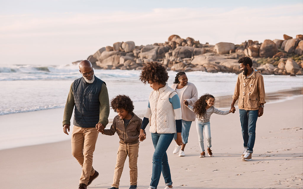 How to successfully travel with another family
